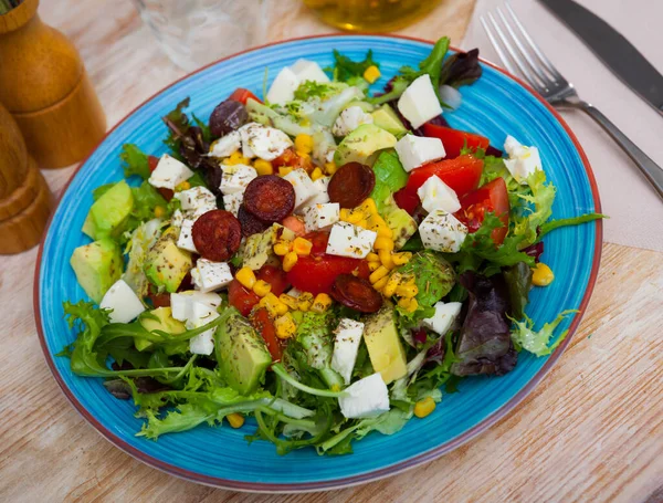 Salada Brilhante Com Mussarela Salsichas Mistura Saladas Abacate Tomate Milho — Fotografia de Stock