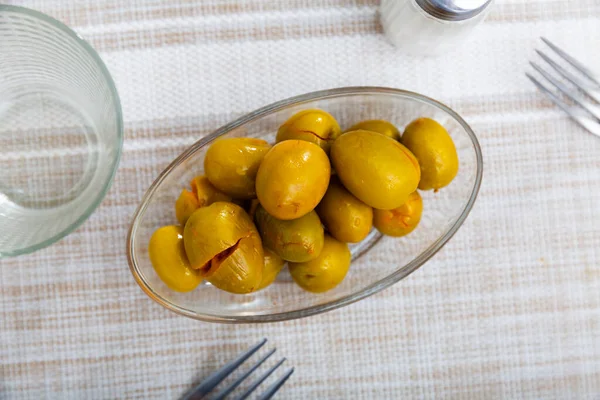 Eingelegte Oliven Mit Einem Stein Typisch Spanische Tapas Auf Einem — Stockfoto