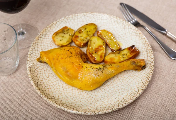 Σερβίρεται Όμορφα Πιάτο Ψητό Μπούτι Κοτόπουλου Τηγανητές Πατάτες — Φωτογραφία Αρχείου