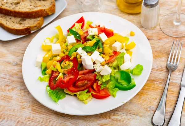 健康沙拉配上新鲜蔬菜 用芬芳罗勒装饰的奶酪和橄榄油 — 图库照片