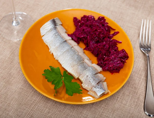 Lezzetli Tuzlu Ringa Dilimleri Tabakta Pancar Salatasıyla Güzelce Hazırlandı — Stok fotoğraf