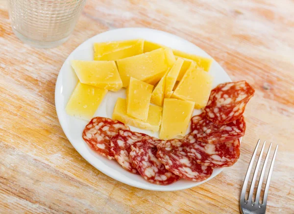 Leckerer Aufschnitt Aus Spanischen Würstchen Und Käse Auf Dem Servierteller — Stockfoto