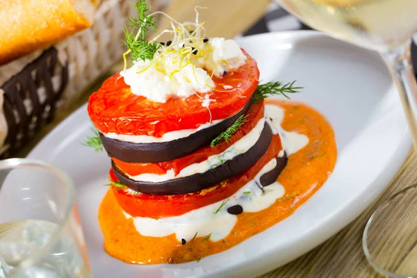 Alimentación Saludable Pila Berenjena Frita Con Tomates Queso Blando Salsa — Foto de Stock