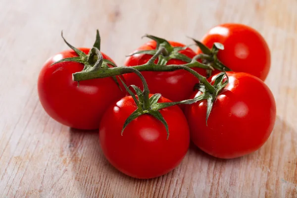 Sluiten Van Verse Rijpe Tomaten Takken Houten Ondergrond Begrip Biologische — Stockfoto