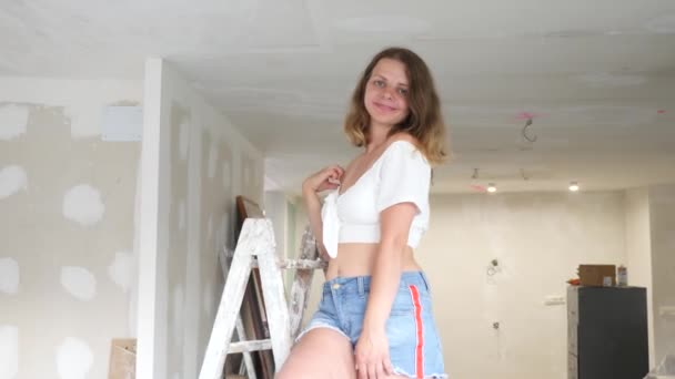 Jovem Mulher Sedutora Vestindo Roupas Reveladoras Posando Apartamento Durante Obras — Vídeo de Stock