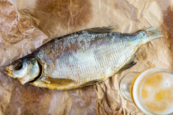 おいしい塩干し鯛がビールのおやつとしてよくレイアウト — ストック写真