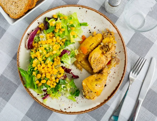 Stück Gebratenes Hühnchen Mit Kaltem Salat Aus Gemüse Und Maiskonserven — Stockfoto