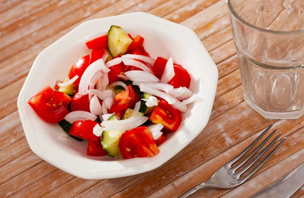 Salada Legumes Saudável Tomate Fresco Fatiado Pepino Cebola Com Azeite — Fotografia de Stock