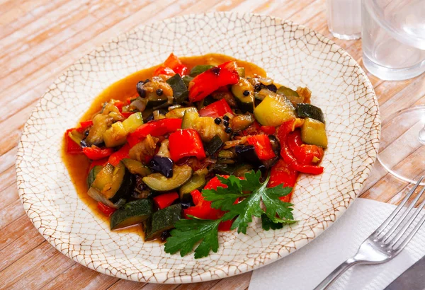 ズッキーニの健康的な野菜のシチュー オーベルジン トマト 玉ねぎとコショウ — ストック写真