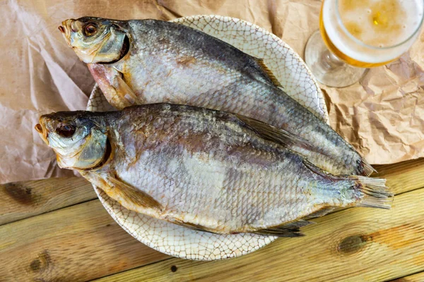 Talíři Imitací Starověku Sušené Škubané Solené Pražmy Celá Ryba Ryby — Stock fotografie