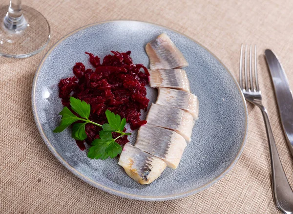 Delicious Salted Herring Slices Laid Out Nicely Plate Some Beet — Stock Photo, Image