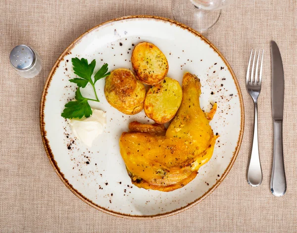 Pięknie Serwowane Danie Grillowanego Uda Kurczaka Smażonymi Ziemniakami — Zdjęcie stockowe