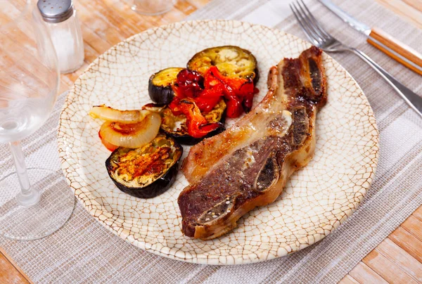 Plate Imitation Antiquity Grilled Beef Ribs Fried Vegetables Aubergine Pepper — Stock Photo, Image