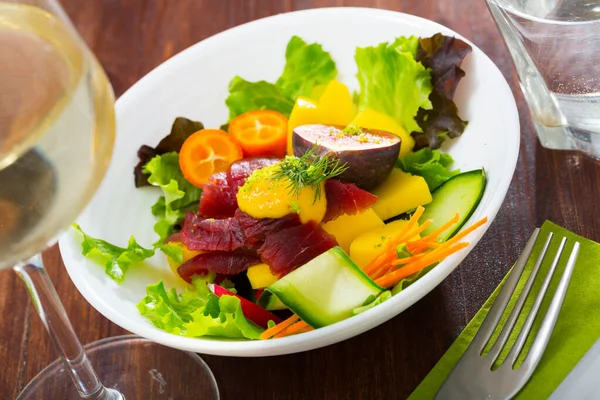 Тарелка Вкусного Блюда Салат Тунцом Манго Зеленью — стоковое фото