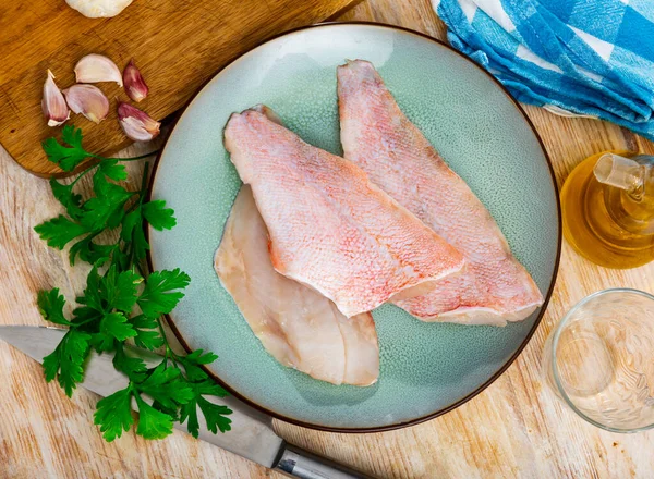 Ωμό Φιλέτο Rockfish Πιάτο Σκόρδο Μαϊντανό Και Αλάτι Ξύλινο Τραπέζι — Φωτογραφία Αρχείου