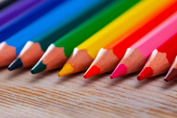 Ahşap Yüzeyde Çizim Yapmak Için Renkli Kurşun Kalemlerin Yakınlaştırılması — Stok fotoğraf