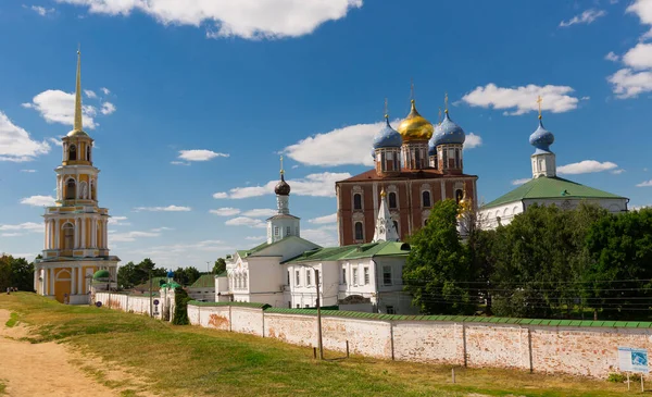 俄罗斯拉赞克里姆林宫和大教堂夏季景观 — 图库照片
