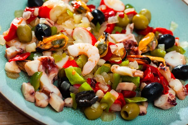 스페인의 전통적 야채와 올리브를 곁들인 해산물에서 샐러드 — 스톡 사진