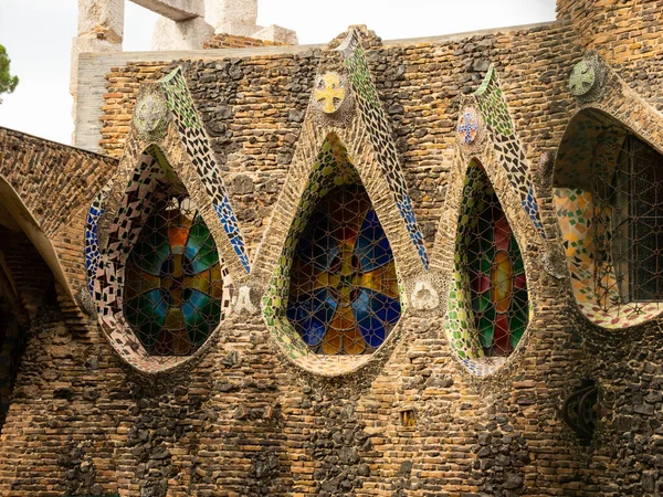 Expresivní Římskokatolický Kostel Colonia Guell Organicky Tvarovanými Okny Zdobenými Keramickými — Stock fotografie