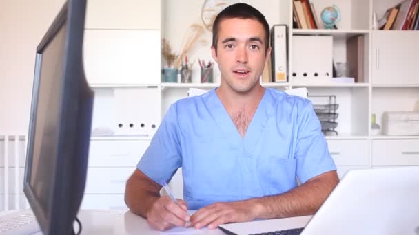 사무실에서 책상에 경험있는 의사가 노트북으로 서류를 작성하는 — 비디오