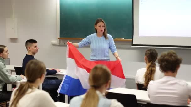 Урок Географії Школі Вчитель Говорить Про Нідерланди Тримаючи Руках Прапор — стокове відео