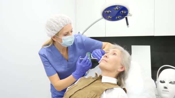 Kozmetik Kliniğinde Doktor Randevusu Sırasında Botulinoterapi Gören Yaşlı Bir Kadın — Stok video
