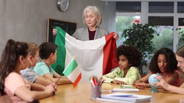 Barn Lär Sig Tillsammans Itali Geografi Klass Kvinnlig Lärare Visar — Stockvideo