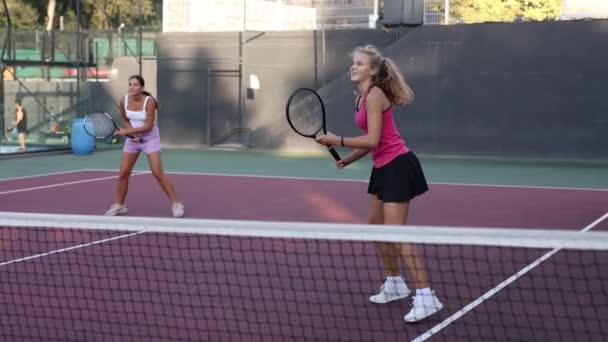 Mujer Deportiva Juega Tenis Vista Través Red Tenis Imágenes Alta — Vídeo de stock
