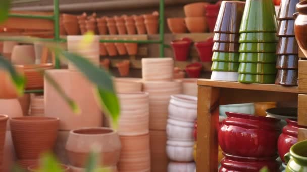 Pameran Toko Dekorasi Rumah Dengan Berbagai Pot Bunga Keramik Untuk — Stok Video