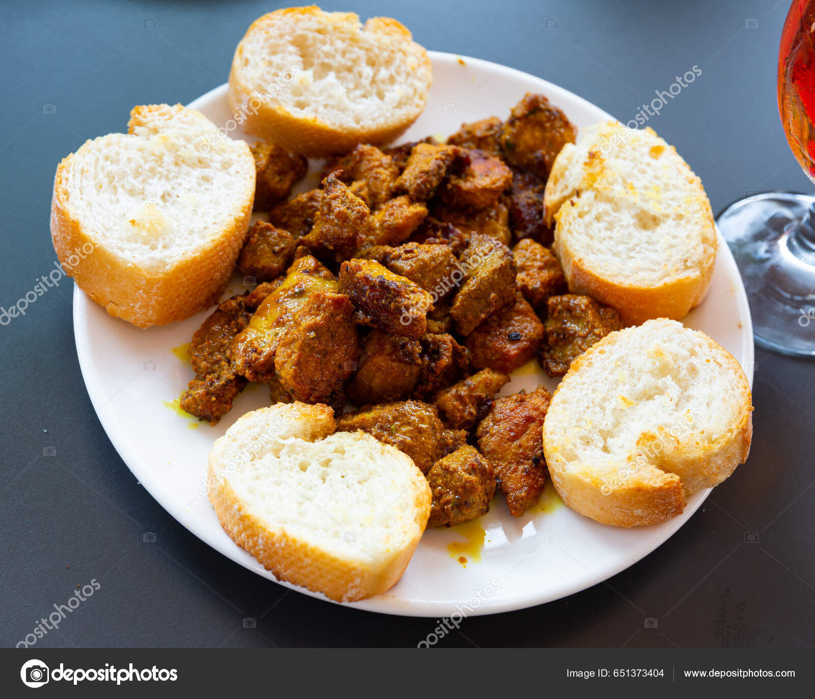 Fígado Frito Com Alho Em Prato De Fundo Cerâmico Foto de Stock