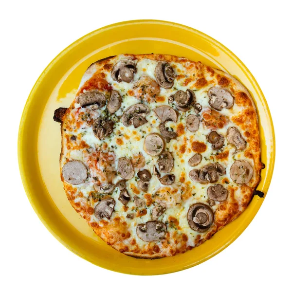 黄盘与部分新鲜烤薄皮披萨蘑菇和辛辣酱汁 在白色背景下被隔离 — 图库照片