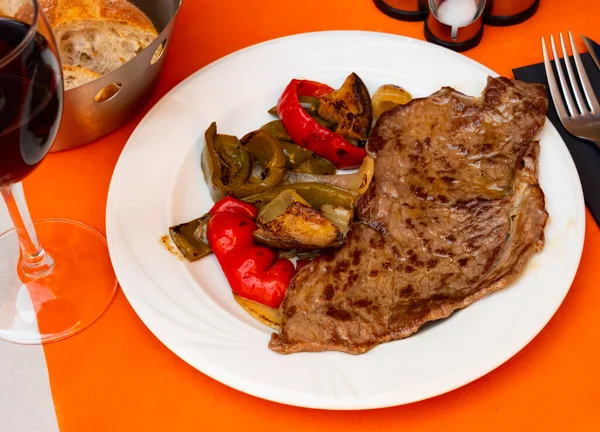 午餐主菜 烤牛肉加烤蔬菜 配以橄榄 红酒和麸皮面包 — 图库照片