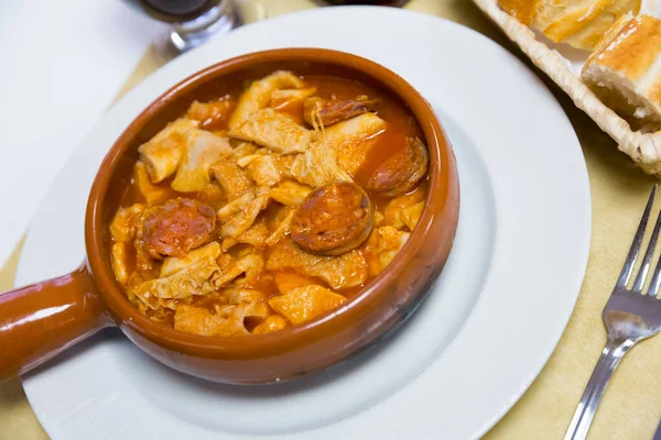Schotel Van Spaanse Keuken Stoofpot Met Biefstuk Bloedworst Chorizo — Stockfoto
