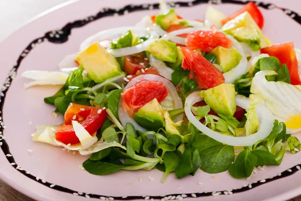 Erfrischender Sommersalat Mit Avocado Grapefruit Tomaten Maissalat Auf Rosa Teller — Stockfoto
