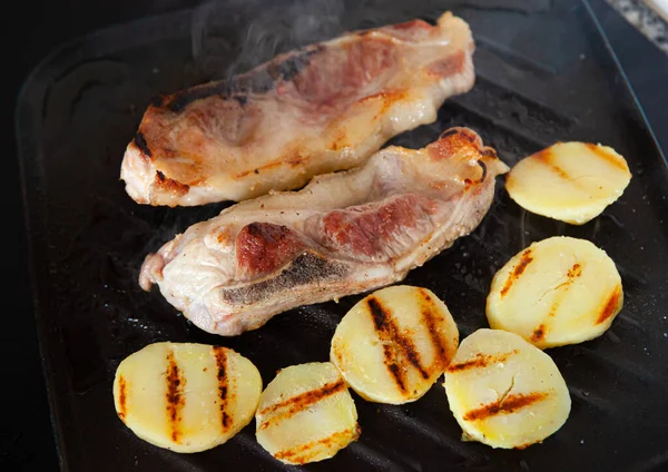 Barbecue Viande Porc Grillée Pommes Terre Préparées Photo Haute Qualité — Photo