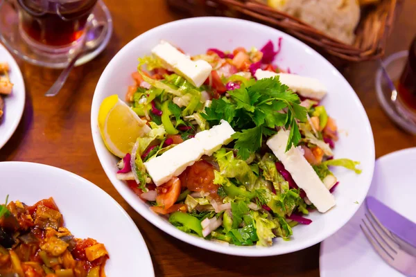 Türkischer Traditioneller Choban Salat Auf Weißem Teller Türkisches Essen — Stockfoto