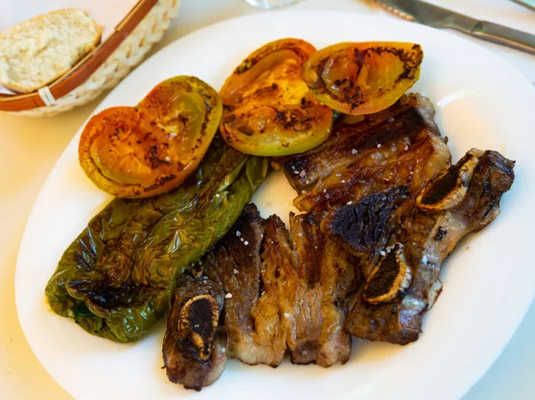 Traditional Galician Churrasco Grilled Beef Short Ribs Served Broiled Tomatoes — Stock Photo, Image