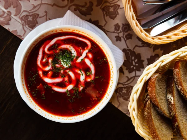 Rosyjski Barszcz Czerwona Zupa Mięsem Śmietaną Podawane Chlebem — Zdjęcie stockowe