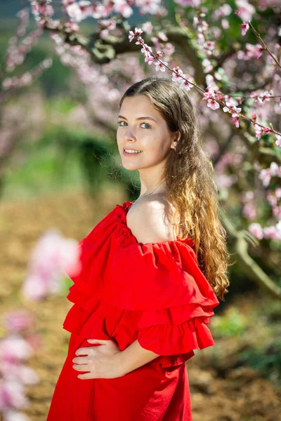 Junge Attraktive Lächelnde Frau Trendigen Roten Kleid Entspannt Blühenden Frühlingsgarten — Stockfoto