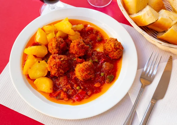 Traditionele Spaanse Gehaktballen Albondigas Bereid Tomatensaus Met Groenten Gebakken Aardappelen — Stockfoto