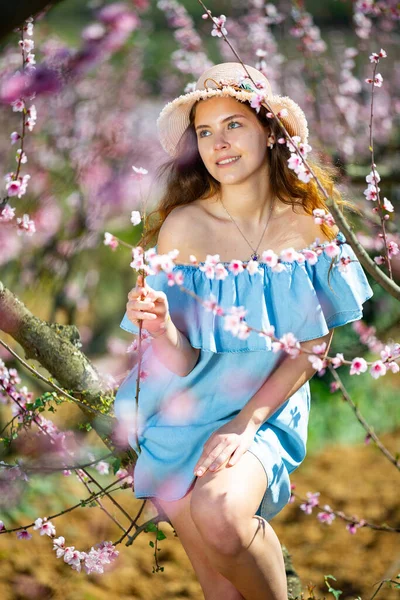 Attraktive Amerikanerin Mit Strohhut Posiert Unter Pfirsichbaum Blühenden Frühlingsgarten — Stockfoto