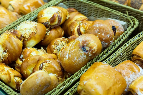 Vielfalt Frisch Gebackenen Süßen Brötchen Auf Der Theke Der Bäckerei — Stockfoto