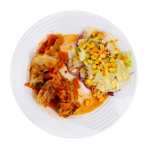 야채와 그레이비에 맛있는 닭고기 조각들은 샐러드 통조림된 옥수수 식사로 배경때문에 — 스톡 사진