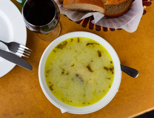传统的格鲁吉亚汤 用鸡汤和肉汤制成 用搅拌过的鸡蛋和面粉加厚 放在白盘中食用 — 图库照片
