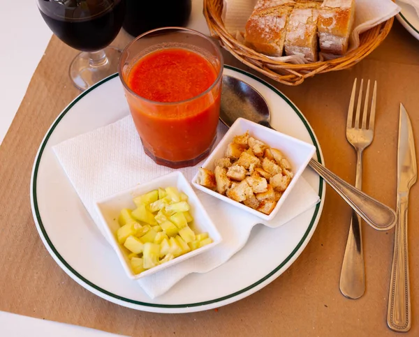 Gazpacho Zimna Hiszpańska Zupa Pomidorów Podawana Ogórkami Pieczonym Chlebem — Zdjęcie stockowe