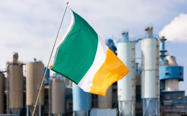 Gran Bandera Irlanda Ondeando Contra Fondo Fábrica — Foto de Stock