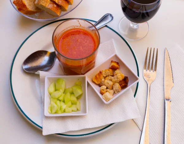 Gazpacho Szklanej Hiszpańskiej Zupie Warzywnej Bazie Pomidorów Podawanej Ogórkami Pieczonym — Zdjęcie stockowe