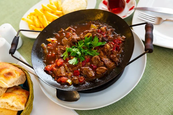 Traditional Meat Dish Turkish Cuisine Sac Kavurma Cooked Lamb Vegetables — Stockfoto