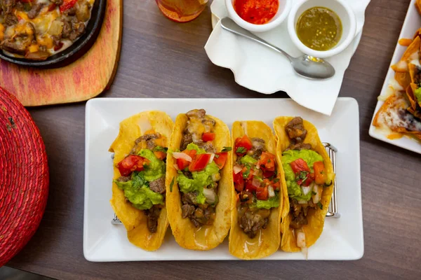 Image Beef Tacos Vegetables Guacamole Dish Mexican Cuisine — Fotografia de Stock