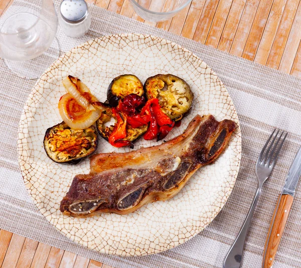 Prato Com Imitação Costelas Carne Grelhada Antiguidade Com Legumes Fritos — Fotografia de Stock